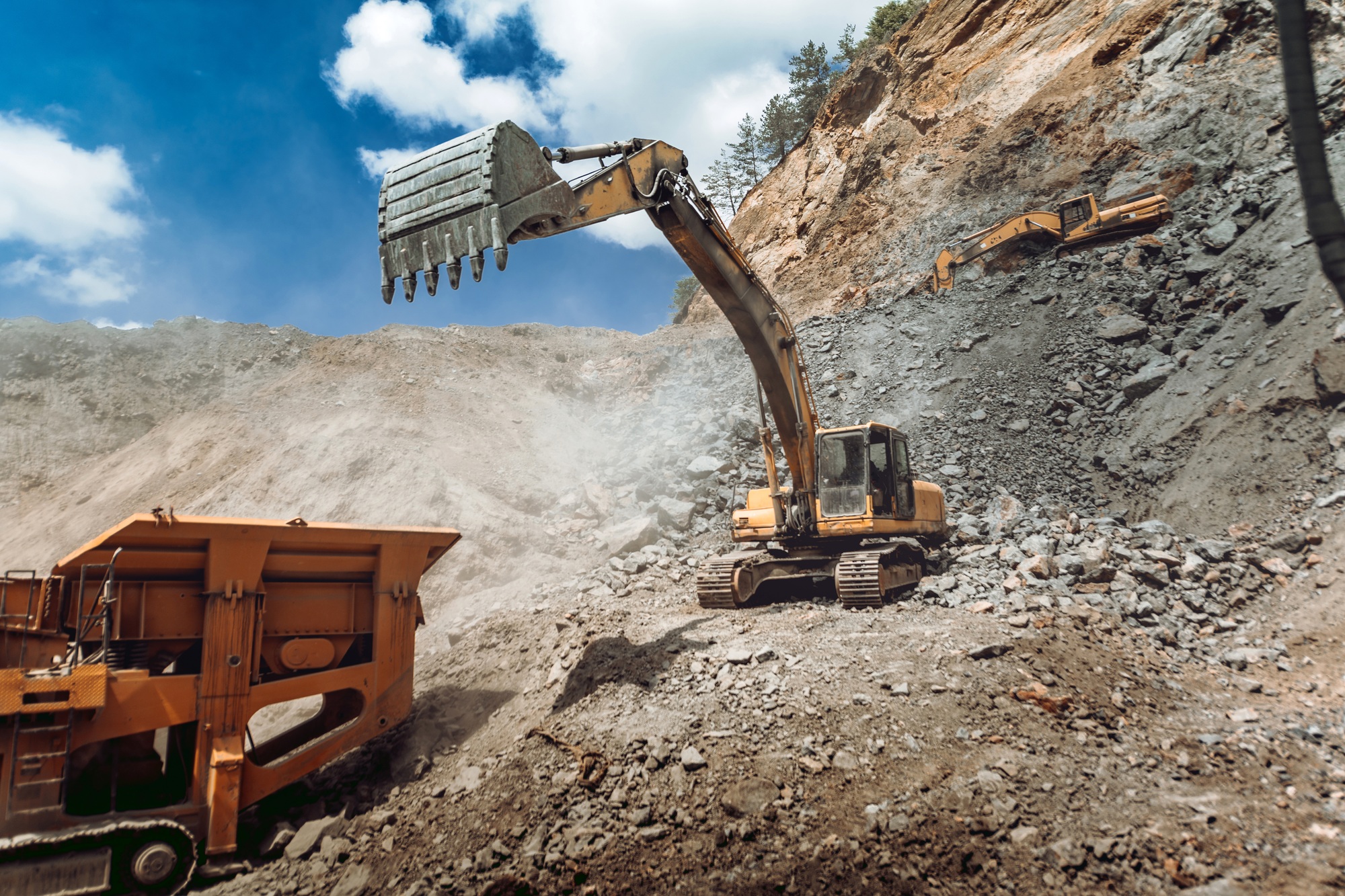 Track type excavator granite rock or ore quarry crushing and sorting plant